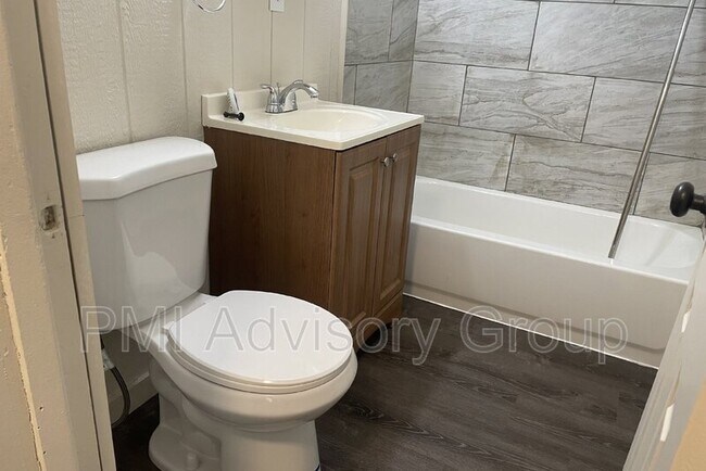 Building Photo - 227 SE Pinecrest Dr