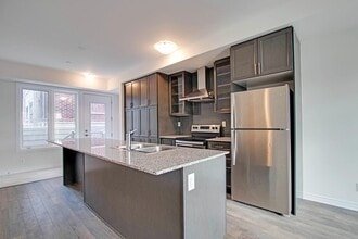 Building Photo - 3580 Lake Shore Blvd W