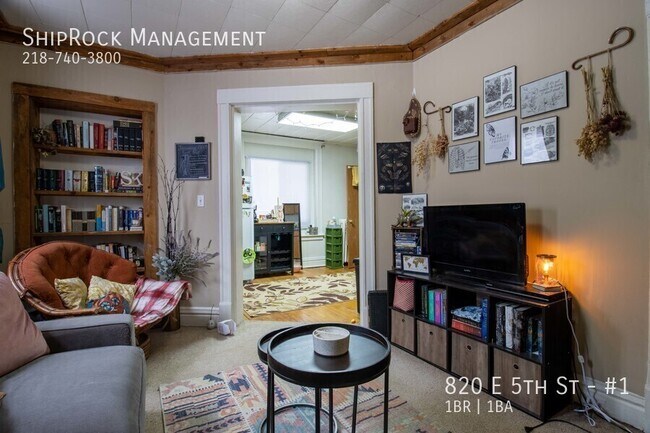 Foto del edificio - 820 E 5th St