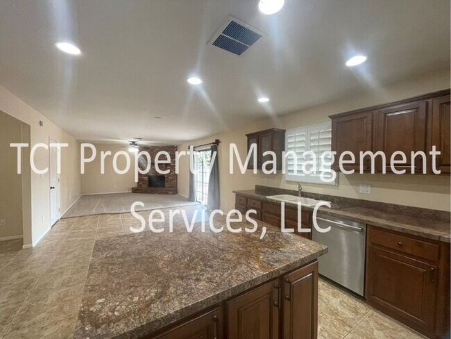 Foto del edificio - Spacious Open Concept 3 bedroom, 2 bath Ho...