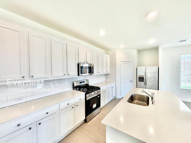 Foto del edificio - 1353 Rockwell Dr