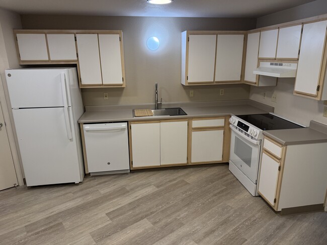 Cocina - Rose City Center Apartments - 55 and Over