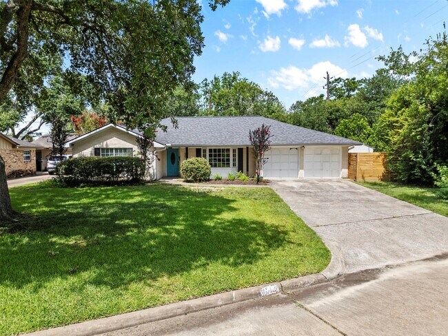 Foto del edificio - 5019 Oak Forest Dr