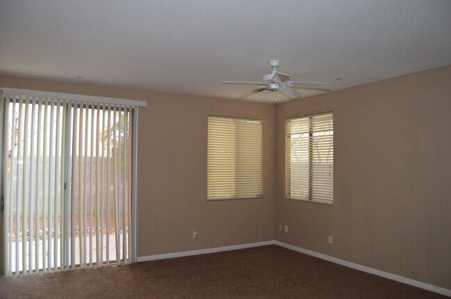 Foto del edificio - NW 4 BEDROOM HOME