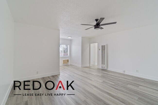 Foto del edificio - Spacious Two Bedroom with Stunning Hardwoo...