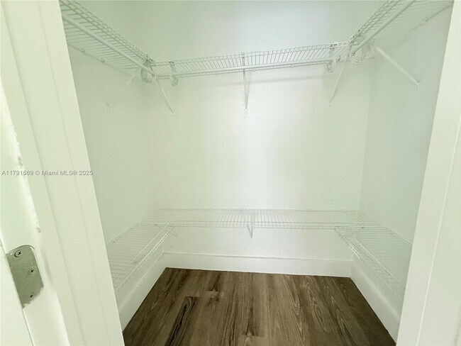 Foto del edificio - 9270 E Bay Harbor Dr
