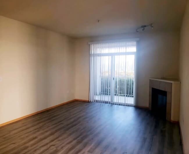 Large livingroom with electric fireplace - 10011 186th St E