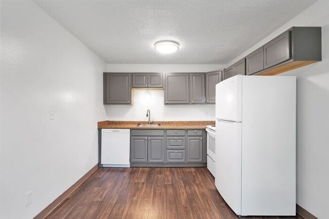 Building Photo - 2 bedroom Available! Pet's welcome!