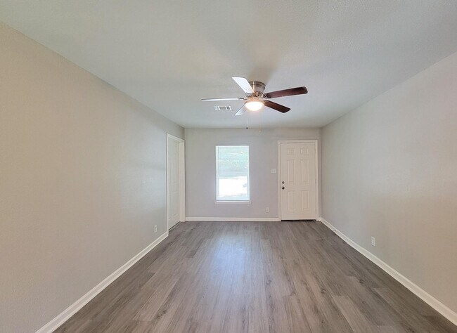 Foto del edificio - 2810 Forest Oaks Dr