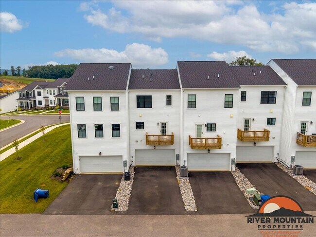 Foto del edificio - Charming Townhome with Garage and Bonus Room