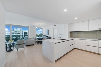 Building Photo - 9221 E Bay Harbor Dr