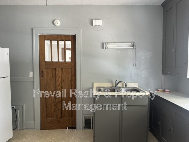 Building Photo - 127 Regan St