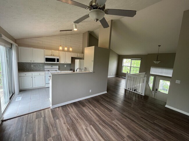 Building Photo - Bright & Spacious 3 Bedroom Bellevue Home!!