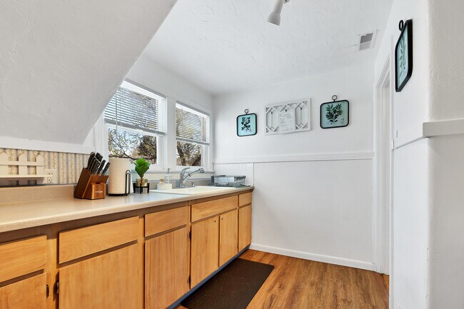 Building Photo - 1023 Bennett Ave