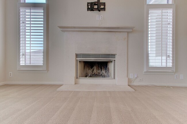 Building Photo - Rare 3 BR / 2.5 BA /  2 Car Garage Westlake Condo 14th Fairway (Austin Country Club) (Eanes ISD)