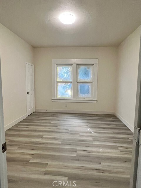 Foto del edificio - 220 E Kingsley Ave