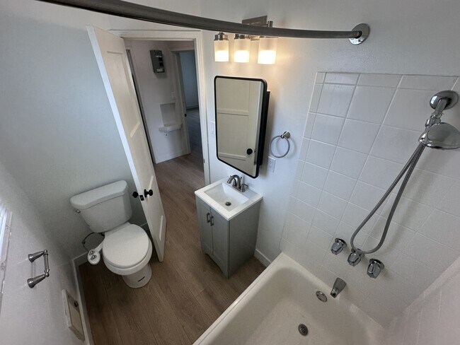 Foto del edificio - 1424 E Wilson Unit C