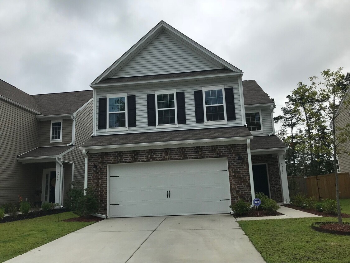 Primary Photo - Beautiful Home in Coosaw Preserve with Fen...