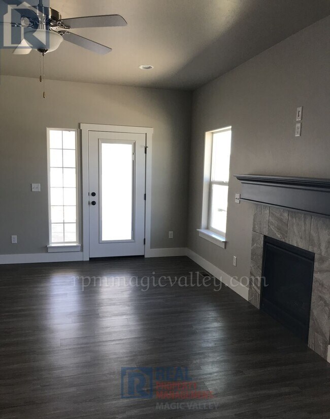 Foto del edificio - Beautiful 3 bedroom, 2 bath Available 7/8/...