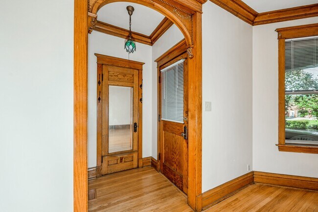 Building Photo - 2219 W Walton St