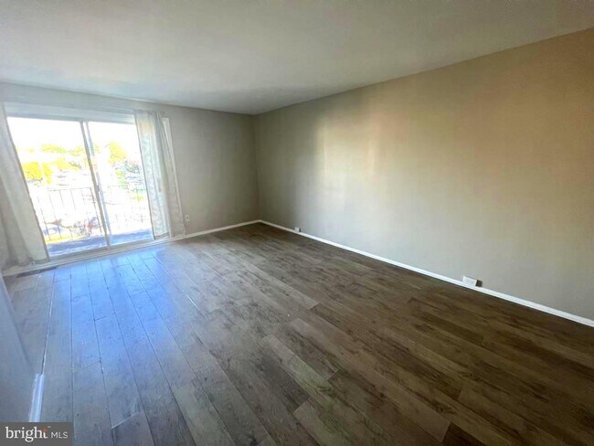 Building Photo - 371 Avon St