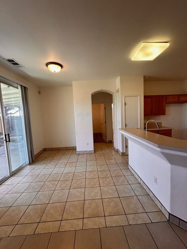 Foto del edificio - Beautiful home for rent in Visalia!