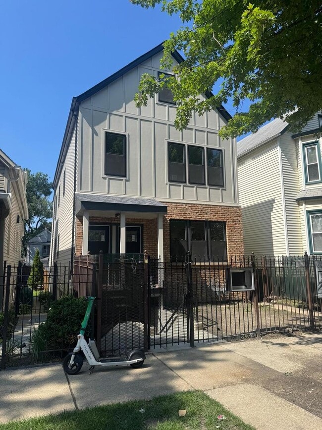 Building Photo - 2522 W Charleston St