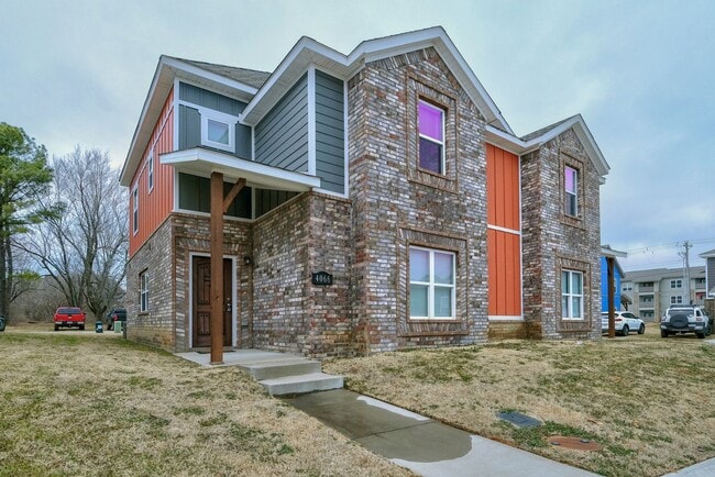 Beautiful 3 bed / 2.5 bath duplex with two car garage - Minutes from U of A! - Beautiful 3 bed / 2.5 bath duplex with two car garage - Minutes from U of A! House