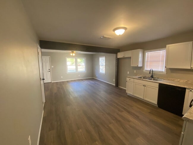 Foto del edificio - For Sale with Owner Financing!