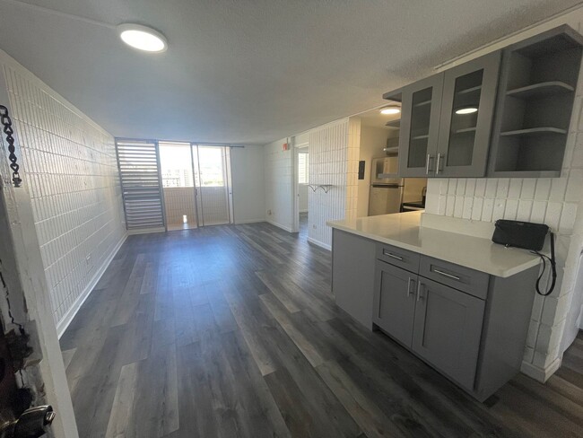 Building Photo - Upgraded 3 bedroom 2 Bath w/ 1 parking! La...