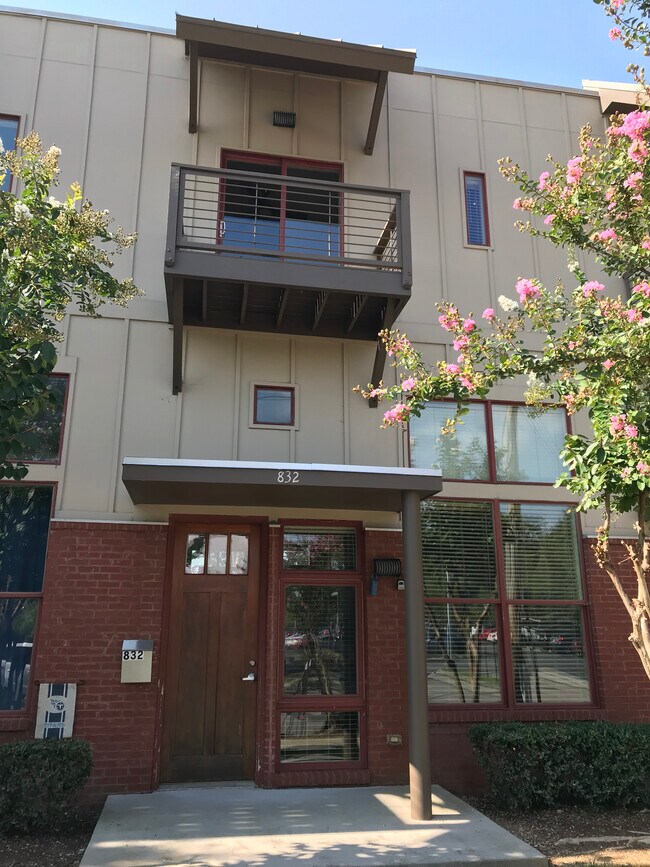 Building Photo - 832 E 8th St