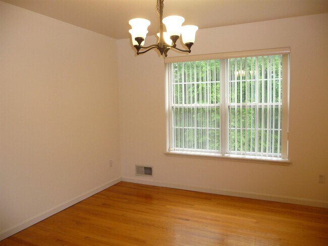Building Photo - 202 Schlueter Dr
