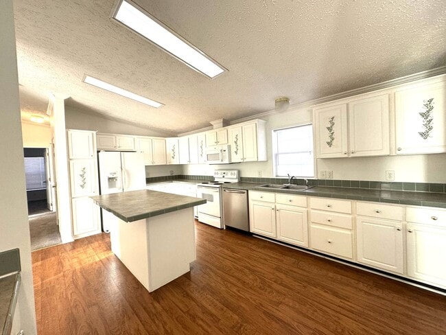 Building Photo - ~~ Home with 2 acres located in Mebane ~~
