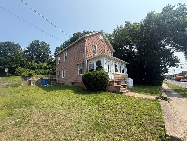 Building Photo - 384 Park St