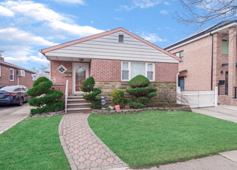 Photo - 58-52-5208 208th St (Queens, NY)