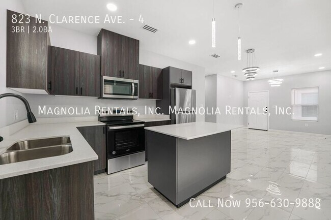Foto del edificio - 823 N Clarence Ave