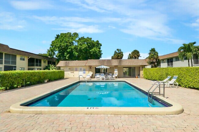 Foto del edificio - 9851 Sandalfoot Blvd