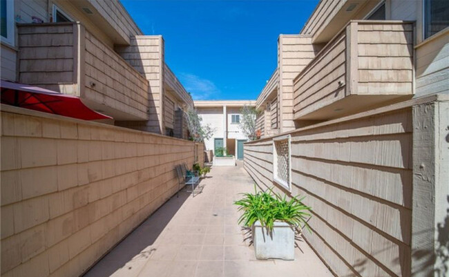 Building Photo - 9900 Jordan Ave