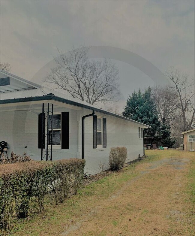 Building Photo - 3411 Delong St