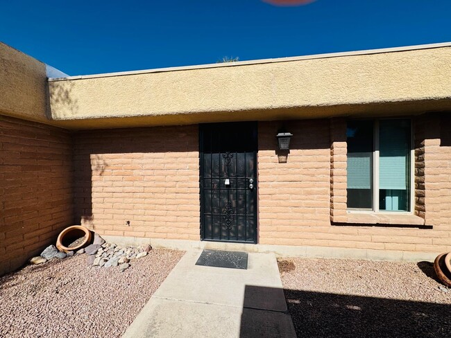 Building Photo - Beautiful Townhome in Great Eastside Location