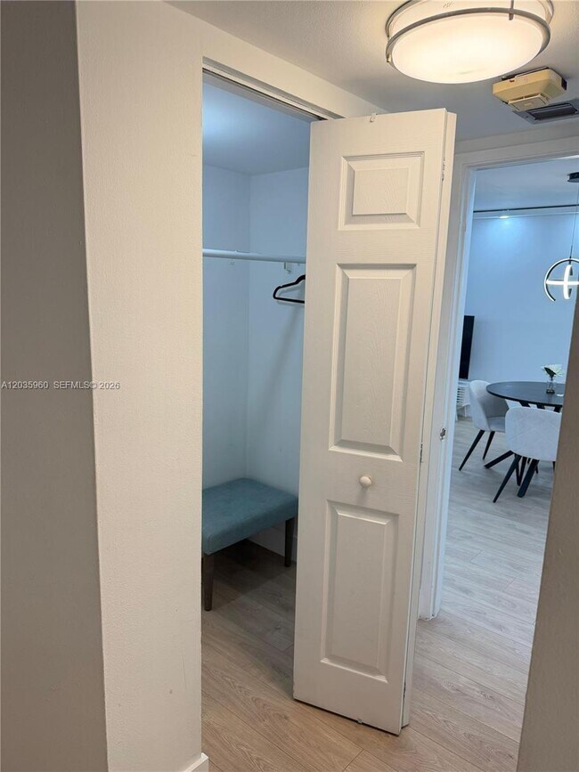 Foto del edificio - 1717 N Bayshore Dr
