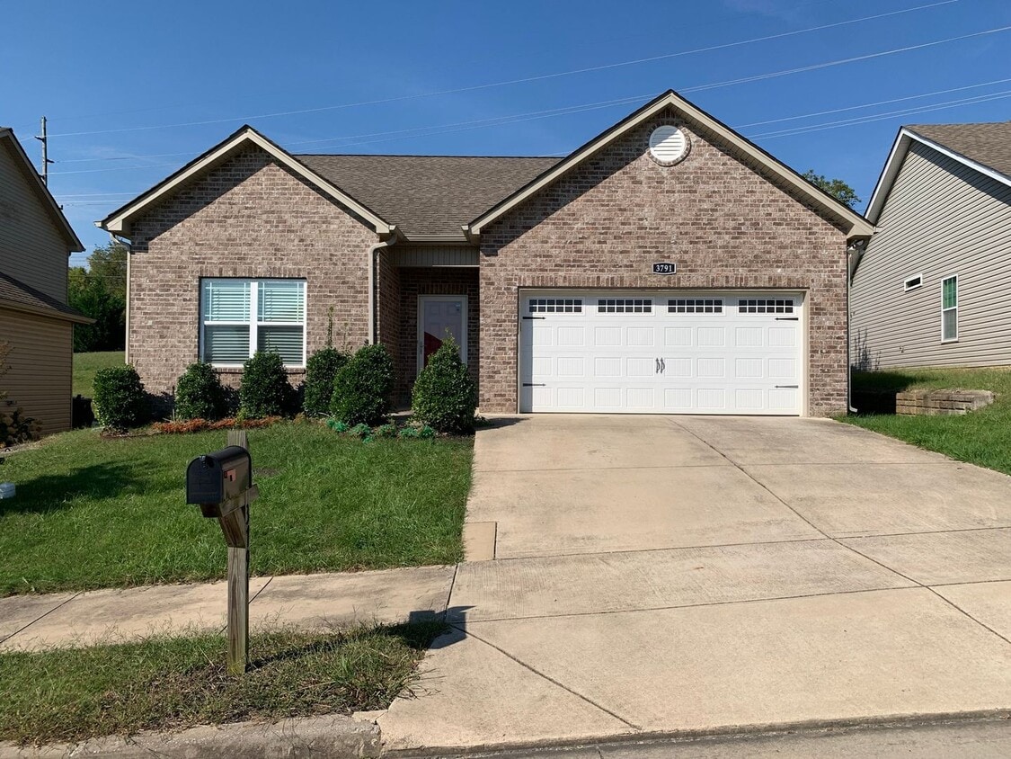 Single Level 3 Bed, 2 Bath Home with 2 Car Garage & Fenced Backyard - Single Level 3 Bed, 2 Bath Home with 2 Car Garage & Fenced Backyard