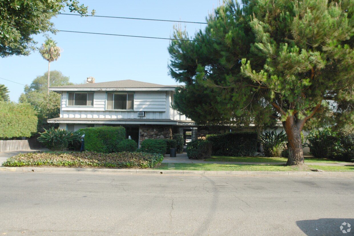 Building Photo - 309 E Live Oak St