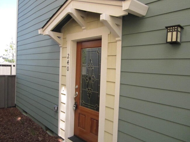 Building Photo - Charming 3 Story Town Home for Rent
