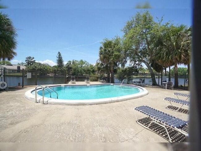 Foto del edificio - Waterfront 2BR Condo with Private Garage and Water Views in Tampa