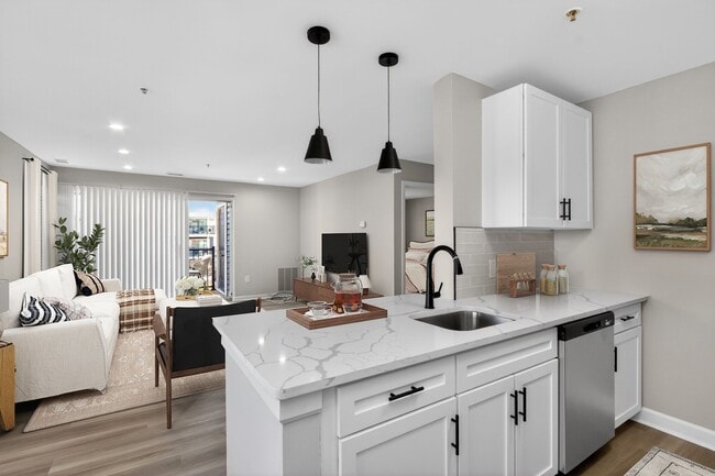 Adéntrate en el lujo moderno en Eagle Rock Apartments en Columbia Pike. Esta cocina de diseño exquisito cuenta con acabados elegantes y amplio espacio para recibir invitados. ¡No pierdas la oportunidad de llamar a este lugar tu hogar! ¡Agenda una visita hoy mismo! - Eagle Rock Apartments at Columbia Pike