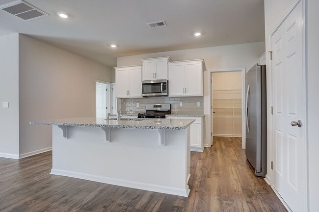 Building Photo - Modern 5-Bedroom Home Near Troutman – Show...