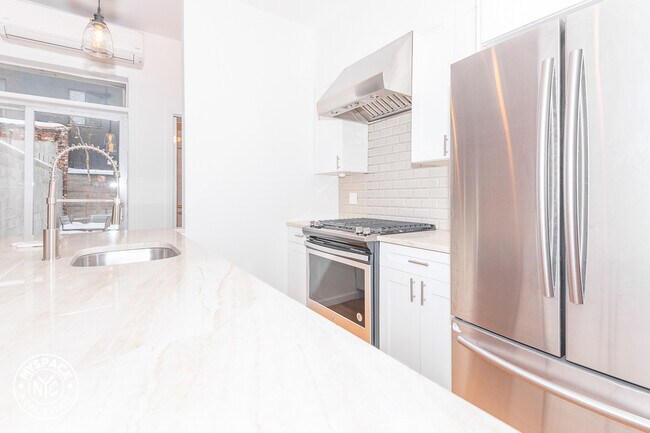 Foto del edificio - 411 Manhattan Ave