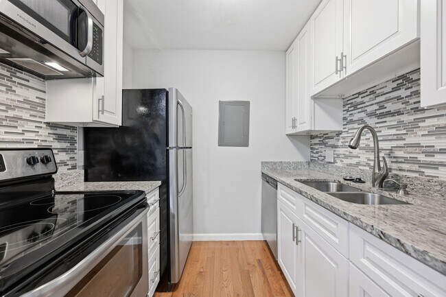 Building Photo - Stylish Two-Level Condo in Gables of Tuckerman Near Pike & Rose!