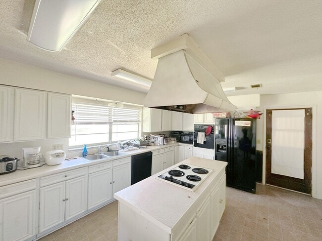 Building Photo - Huge 5 Bedroom, 3 Bathroom House -- Just S...